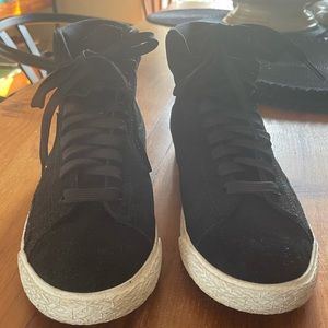 Black Nike high top sneakers